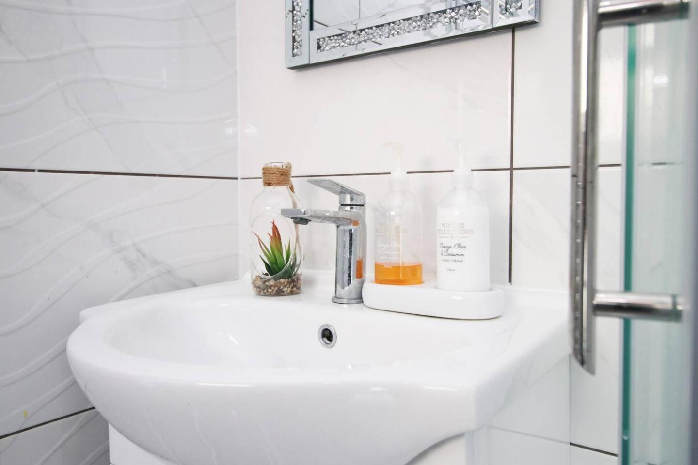 Modern Guesthouse, Fast Wi-Fi, Street Free Parking, Central, Fully Equipped Cardiff Zewnętrze zdjęcie