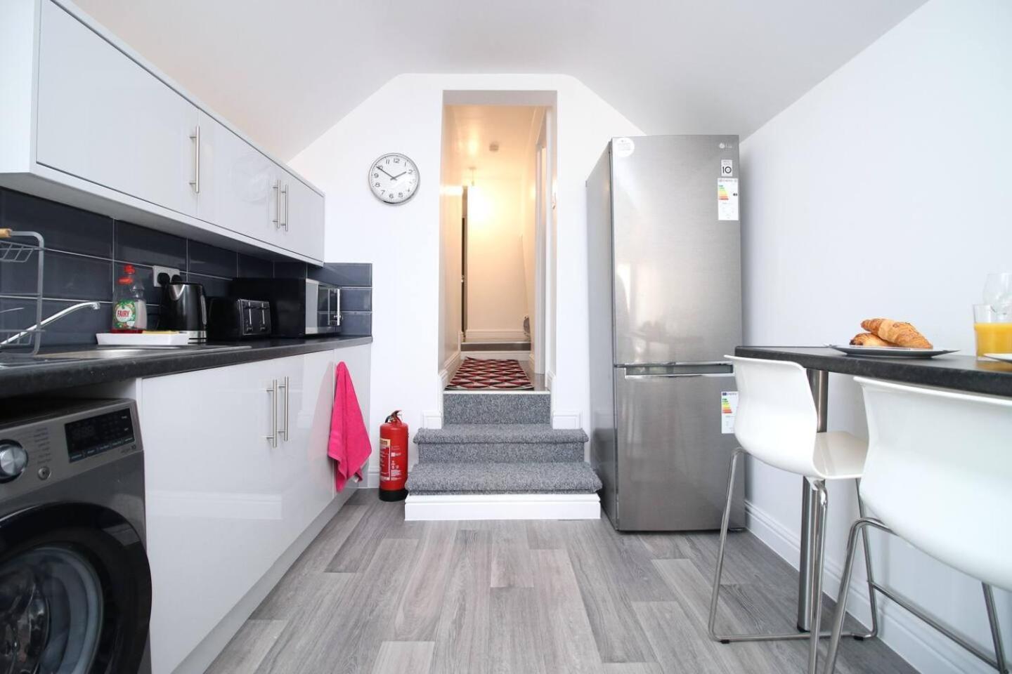 Modern Guesthouse, Fast Wi-Fi, Street Free Parking, Central, Fully Equipped Cardiff Zewnętrze zdjęcie