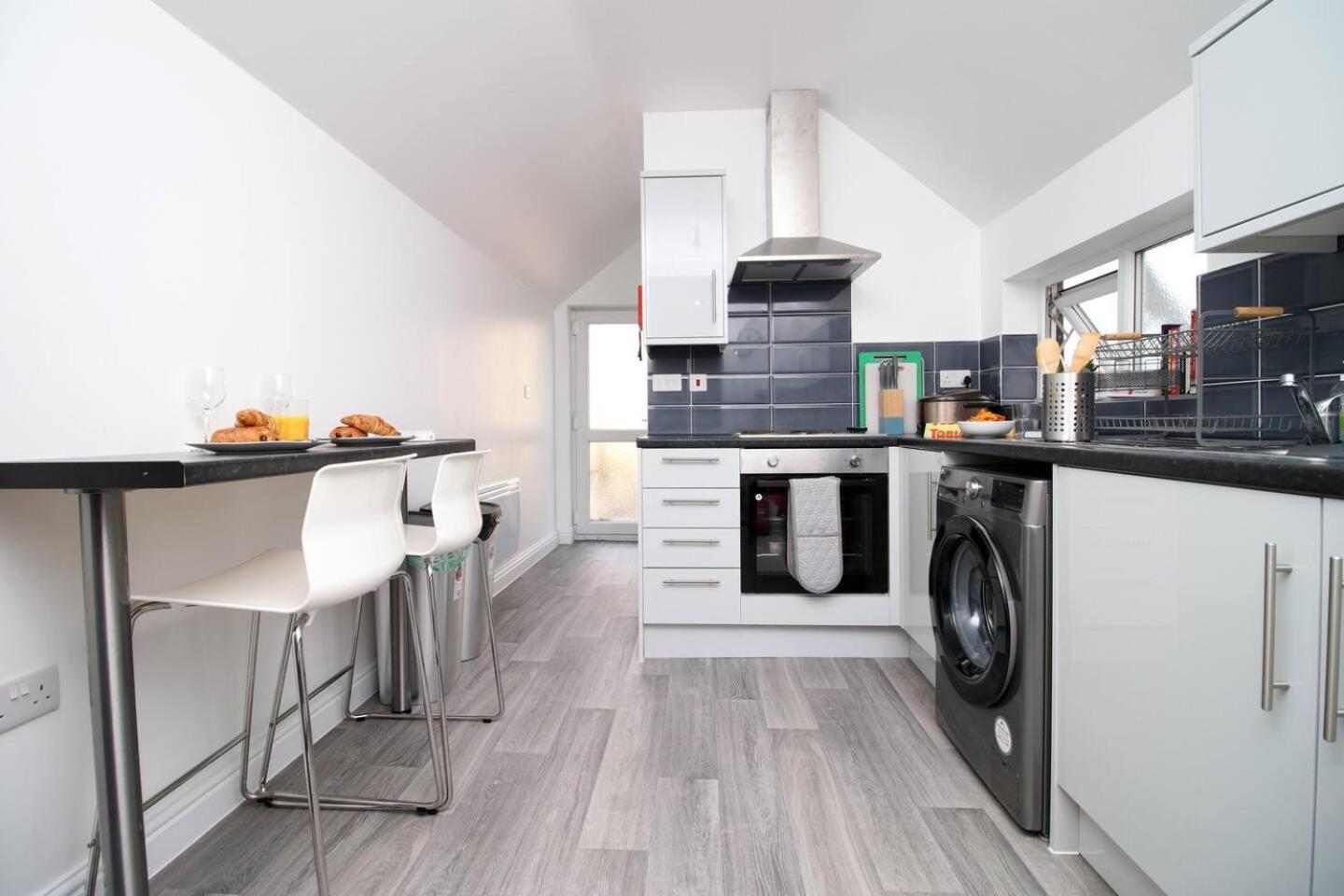 Modern Guesthouse, Fast Wi-Fi, Street Free Parking, Central, Fully Equipped Cardiff Zewnętrze zdjęcie