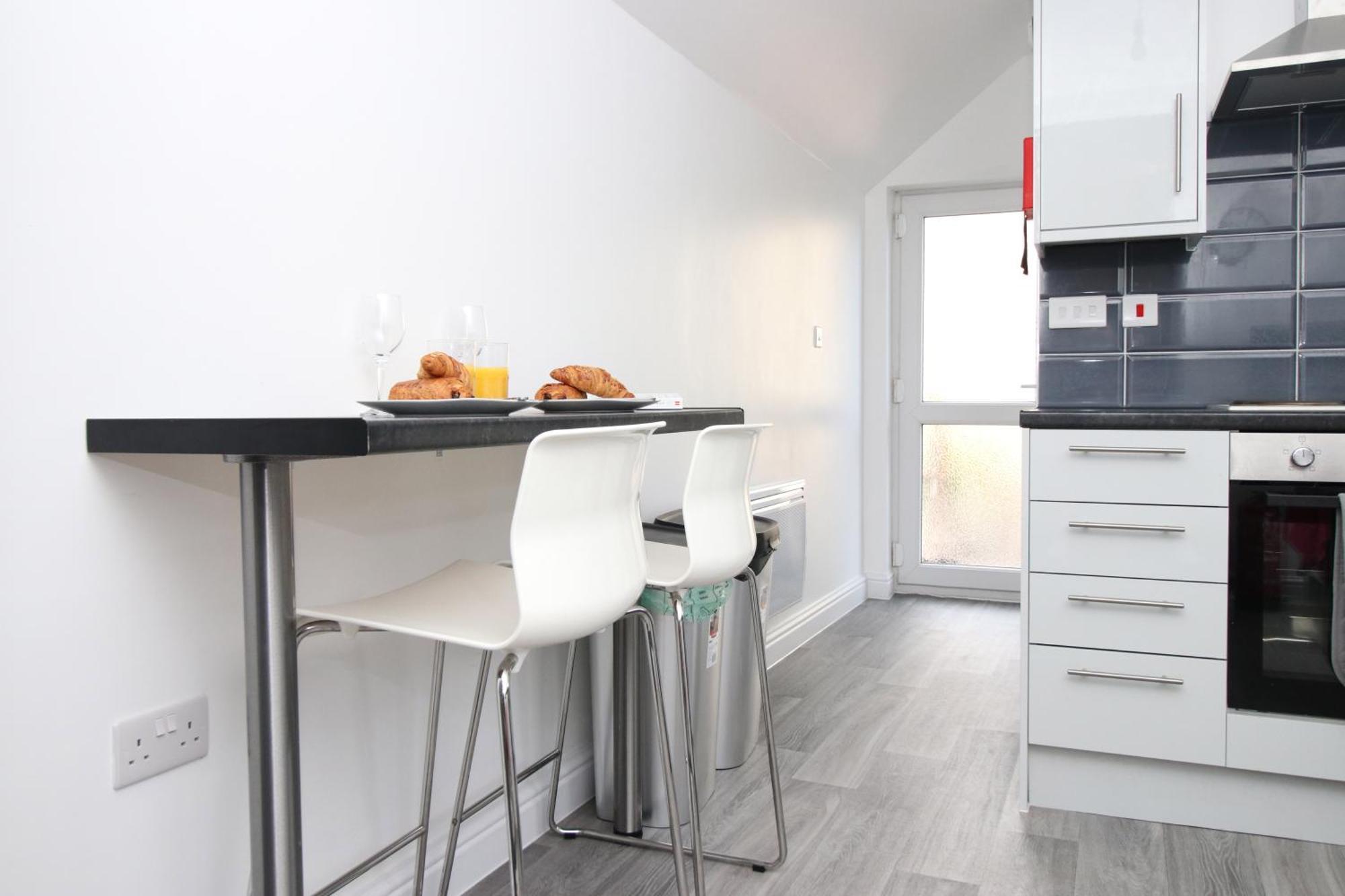 Modern Guesthouse, Fast Wi-Fi, Street Free Parking, Central, Fully Equipped Cardiff Zewnętrze zdjęcie