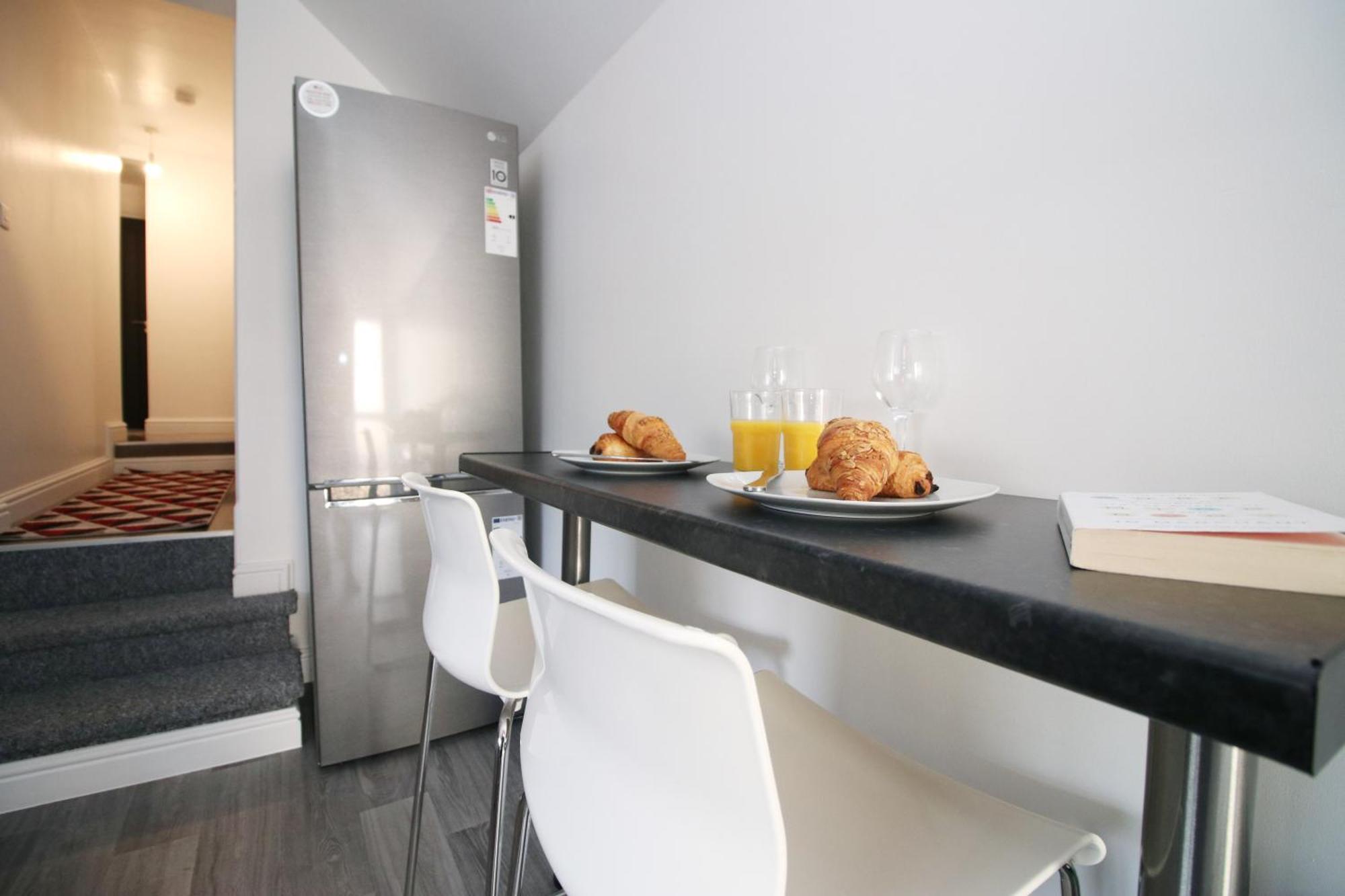 Modern Guesthouse, Fast Wi-Fi, Street Free Parking, Central, Fully Equipped Cardiff Zewnętrze zdjęcie