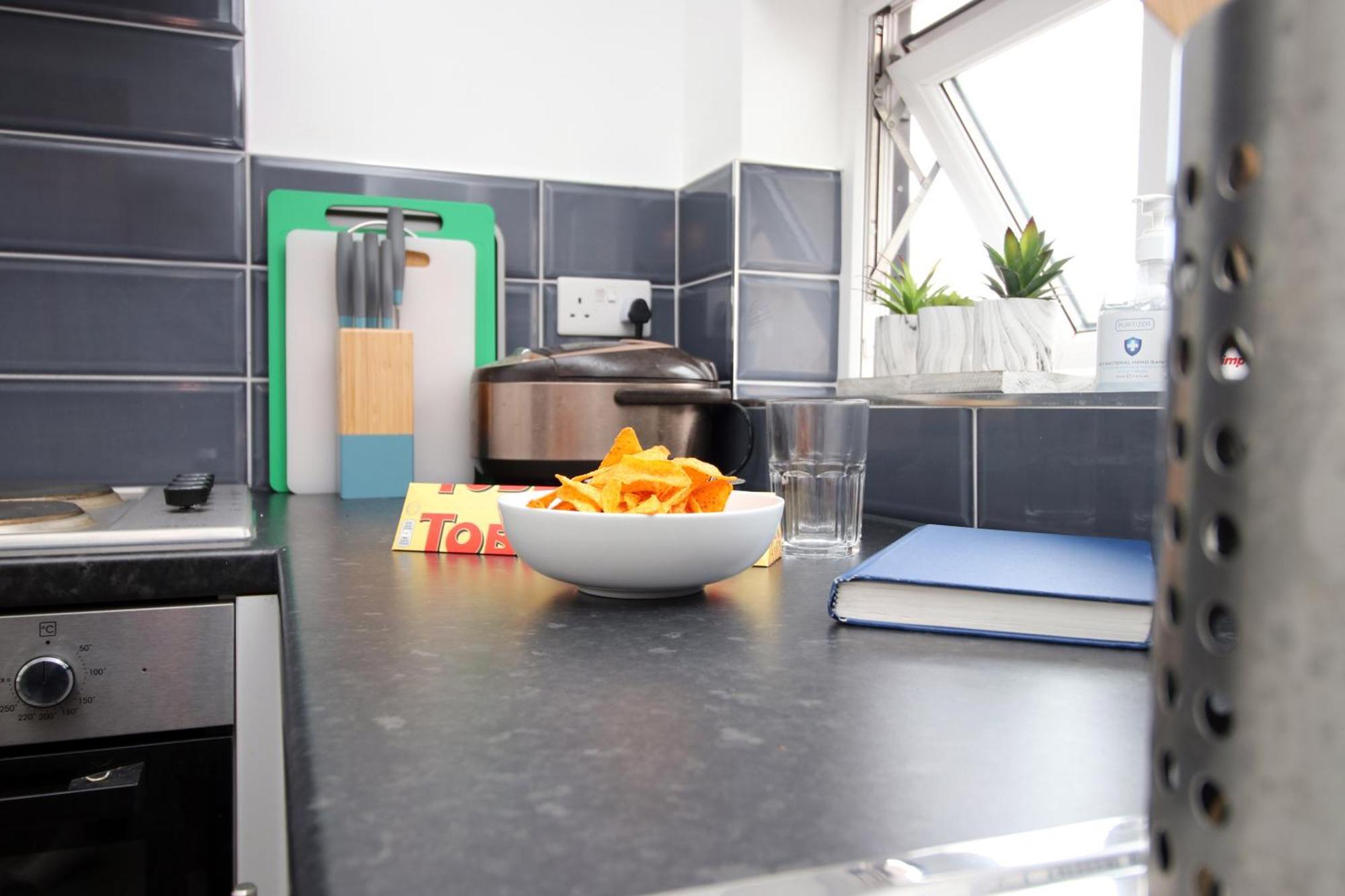 Modern Guesthouse, Fast Wi-Fi, Street Free Parking, Central, Fully Equipped Cardiff Zewnętrze zdjęcie