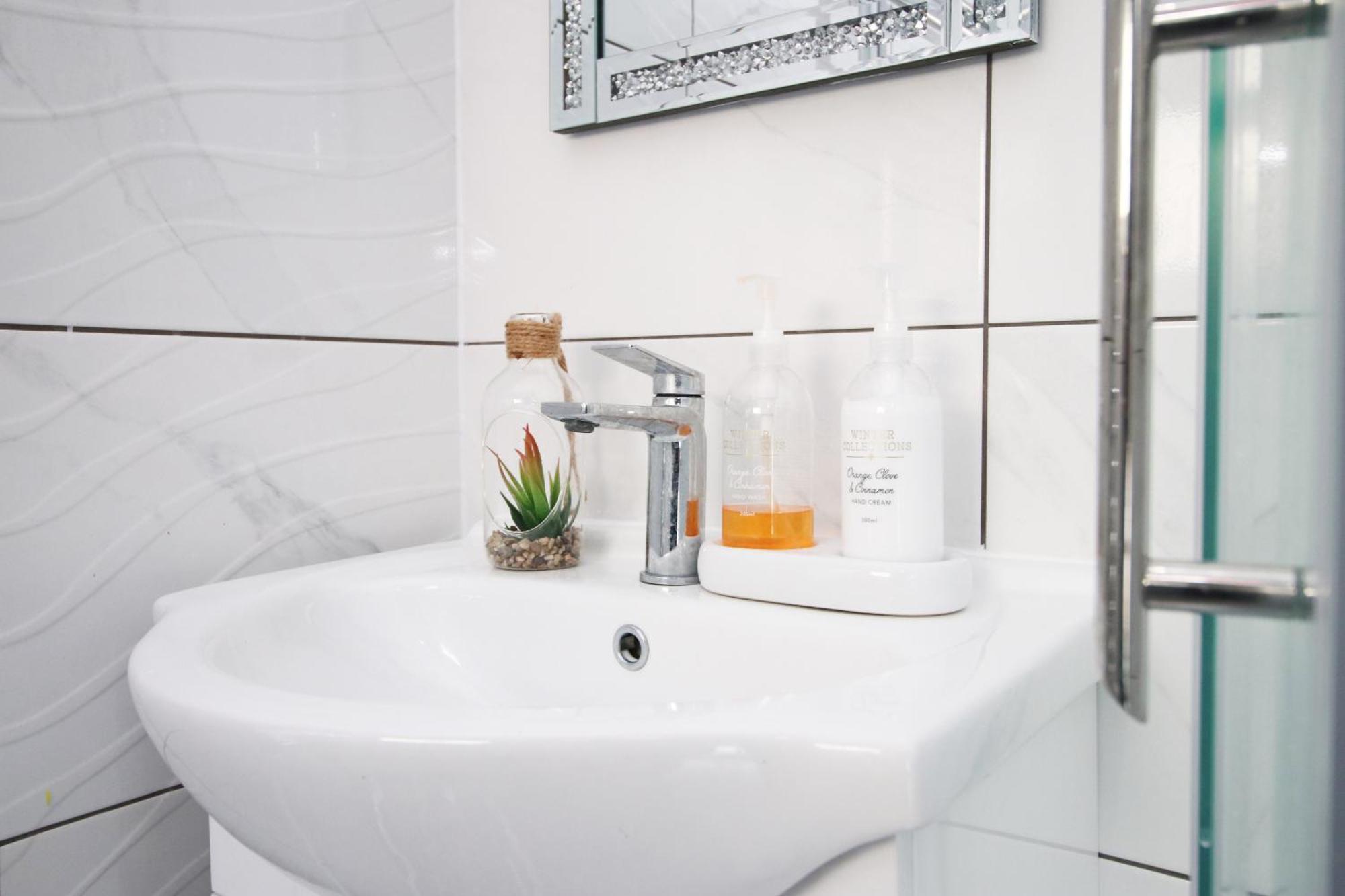 Modern Guesthouse, Fast Wi-Fi, Street Free Parking, Central, Fully Equipped Cardiff Zewnętrze zdjęcie